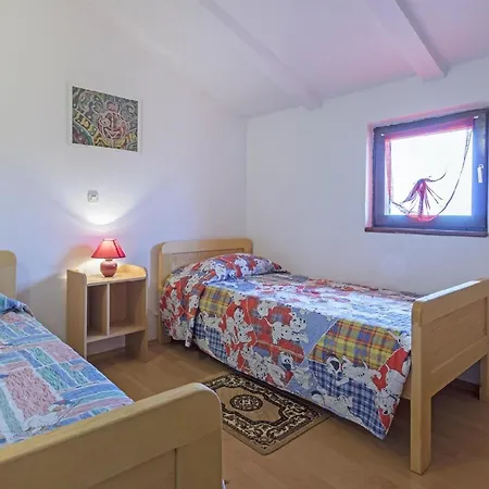 Ganze In Mit Garten Und Terrasse فودنيان