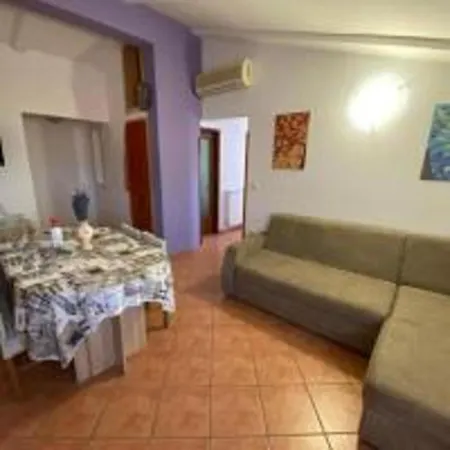 Ganze In Mit Garten Und Terrasse شقة
