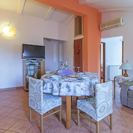 Ganze In Mit Garten Und Terrasse شقة *